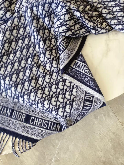 秋冬特惠💰180 迪家新款围巾披肩这款深蓝色围巾 商品图7