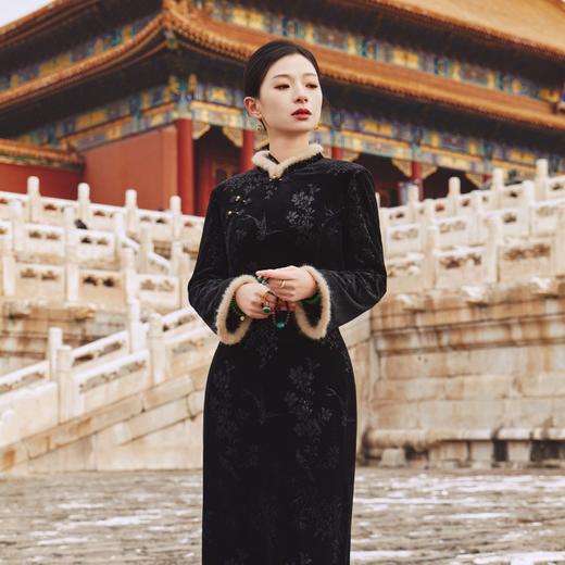 西子/墨梅凝香丝绒梅竹鹊压花气质显瘦拼水貂改良旗袍/QPTJ0933 商品图3