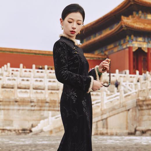 西子/墨梅凝香丝绒梅竹鹊压花气质显瘦拼水貂改良旗袍/QPTJ0933 商品图4