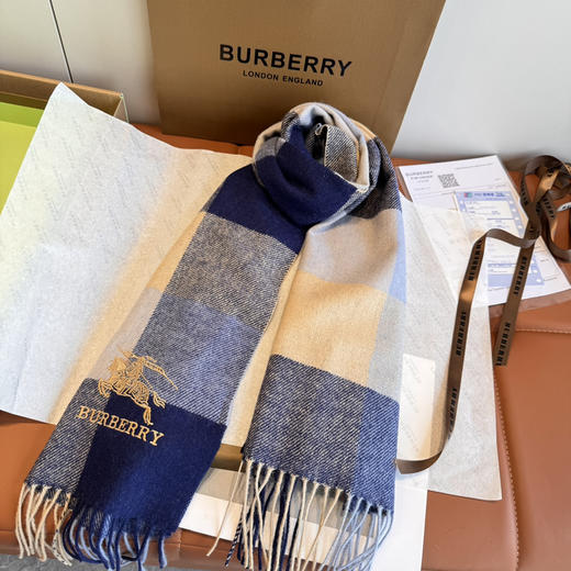 秋冬特惠💰240 巴宝莉围巾 精致的战马刺绣让围巾 商品图0