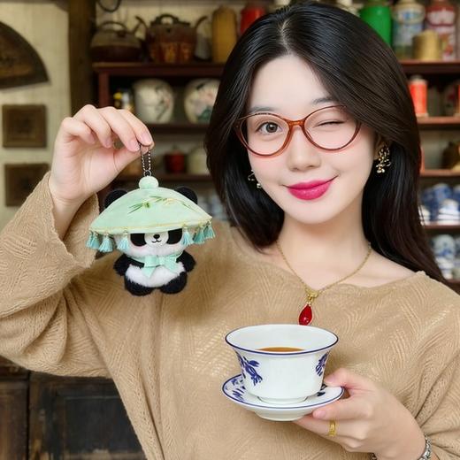 【斌哥优选】熊猫玩偶。熊猫基地同款。把成都可爱揣进兜里，送给小朋友或者外地朋友，都是超有心意的成都伴手礼～ 商品图0