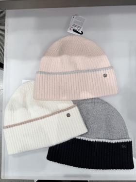 到手价499元 Lulu女士羊毛冷帽 带有金属logo标 质感非标好 保暖 厚度刚好 三个颜色都非常百搭 显白 摸起来非常软糯 美国代购，无中文标签，介意慎拍