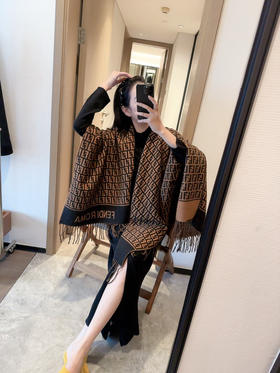 秋冬特惠💰260 芬迪围巾 男女同款 罗马组合斗篷