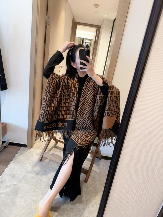 秋冬特惠💰260 芬迪围巾 男女同款 罗马组合斗篷 商品图0