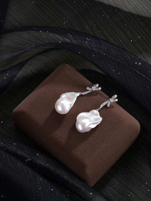 子佩集【幻梦情结】银S925珍珠惜王妃耳钉【B3780】13*25mm珠巴洛克双色蝴蝶结2601 商品图3