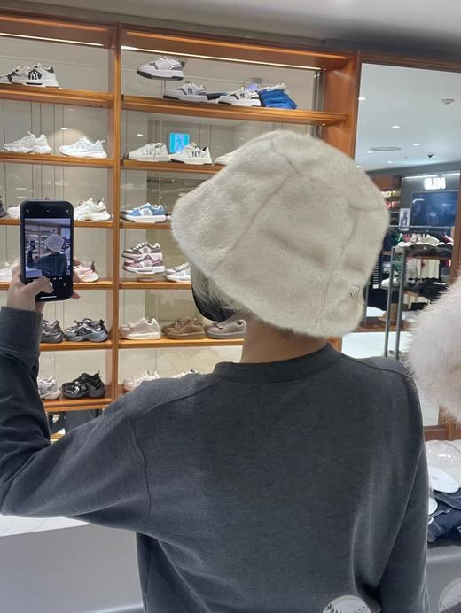 一店k （元厂货！）化身软软糯糯的女鹅@！真的很喜欢冬天的软乎乎！手感简直太棒了👏毛茸茸无法拒绝 队标25年冬季新款仿水貂毛渔夫帽 商品图5