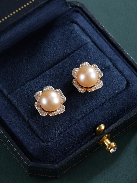 子佩集【花开情浓】银S925珍珠惜王妃耳钉【E3651】10mm珠镀金四瓣花2601 商品图4