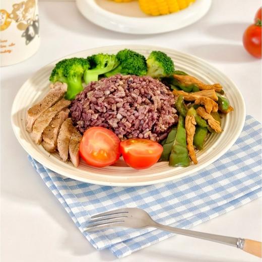 【十色米】高膳食纤维，低GI特性10种黄金谷物组合，来自黑龙江黑土地，既有糙米的嚼劲、糯米的软糯，又有藜麦的脆感，煮成饭或粥都能品尝到丰富的口感变化，搭配蔬菜、肉类都很适配。 商品图1