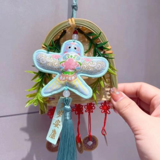 🌈新年将至，万物复苏。【觅贝思 扫帚风簸挂件】☺️ 【繁花似锦，生活如诗】一花一世界，一福一春秋。🥰，一句祝福，一幅画意。 愿你的日子如花般绚烂，👏福气如春般绵长。 商品图1