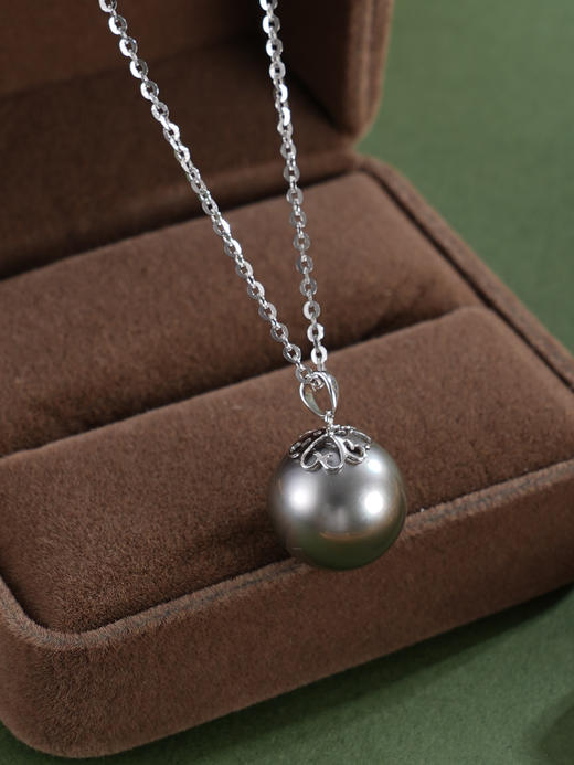 子佩集【夜幕小咏】G18K珍珠惜王妃吊坠【P200729】12mm珠海水珠黑花片花托（不含链）2601 商品图5