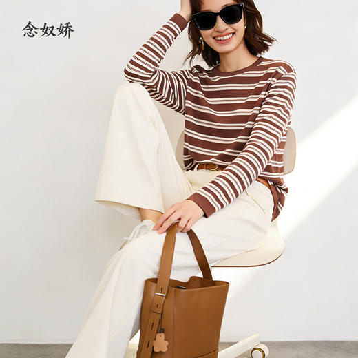 【商场同款】CNK5869 “轻薄醋纤条纹针织” 软糯舒适咖色条纹宽松毛衫 商品图8