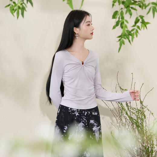 三彩【月影流芳】2026春季新款镂空V领长袖T恤上衣修身打底内搭C 商品图1
