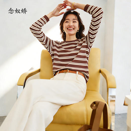 【商场同款】CNK5869 “轻薄醋纤条纹针织” 软糯舒适咖色条纹宽松毛衫 商品图3