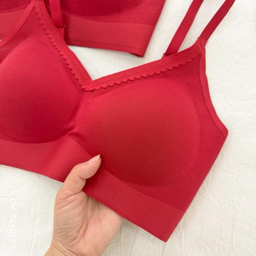 老米优品🎈3-5I天。本命专属“红”！《V领天丝无背扣背心式文胸+桑蚕丝内裤套装》吊带款和背心款，2个版型~ TZ260115A 商品图9