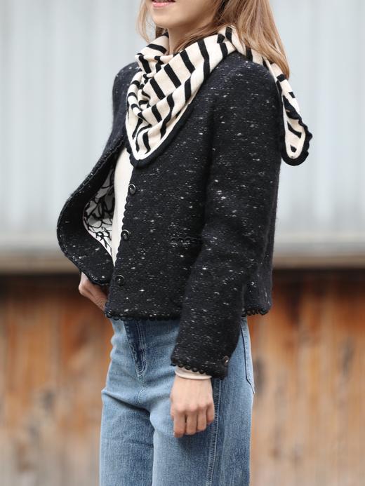 TYNVIE 条纹荷叶边三角羊绒羊毛围巾 - 蓝/白 商品图9