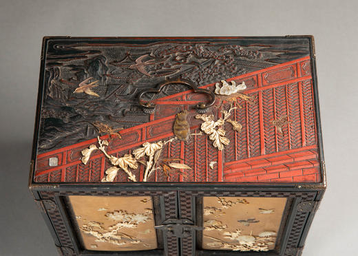 独角鹿西洋古董19世纪日本明治时期出品金漆莳绘装饰东方花鸟主题芝山镶嵌红地漆木精雕箪笥 商品图4
