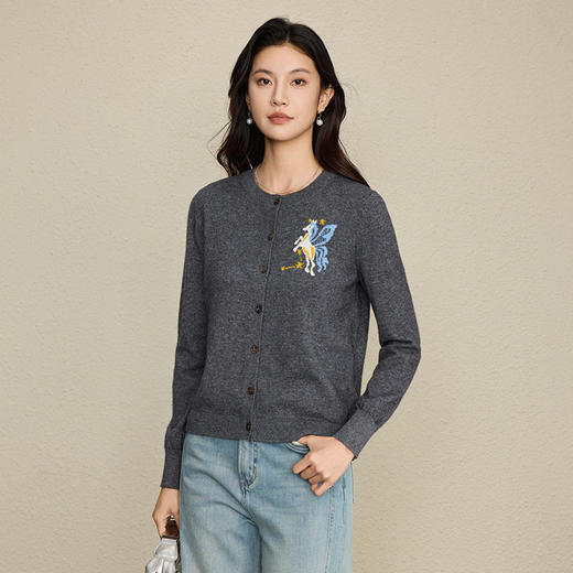 「高货rp」全新升级【铂金会员284/天猫379/差价95】(14749)洛诗琳新款飞马提花羊毛开衫2026新款气质圆领针织外套女 商品图1