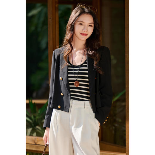 重磅进口三醋酸西装外套 黄金短款裁剪显高5cm 质感浮雕金扣 梨形身材&小个子适穿 米思阳2026春季新款双排扣短款西装外套女5907 商品图5