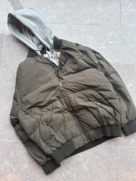 全新正品银泰撤柜小众品牌连帽可拆卸男士运动户外飞行棒球领羽绒服断码捡漏

200来块买品牌撤柜真的香
总共就两个码 L正常175码 2XL正常185码