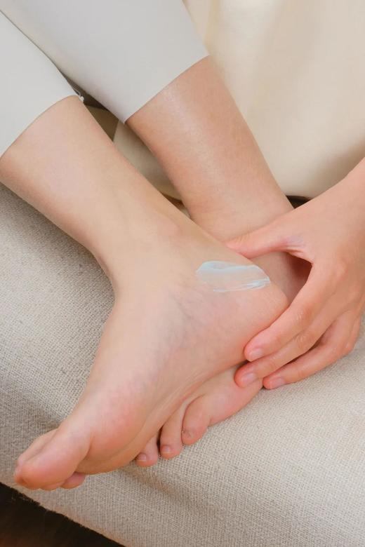 72小时发货『欧舒达万能保湿乳霜100g』1罐=身体乳+护手霜+护足霜+冻疮膏，【26年10月底过期】原价39一罐，年末5罐29.9！草本植物成分无添加，小孩能用，乳液质地，滋润好吸收 商品图5