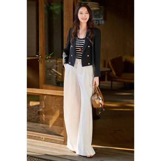 重磅进口三醋酸西装外套 黄金短款裁剪显高5cm 质感浮雕金扣 梨形身材&小个子适穿 米思阳2026春季新款双排扣短款西装外套女5907 商品图4