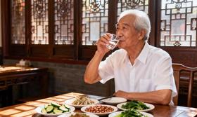  晚饭时长期喝2两白酒的人，最后怎么样了？