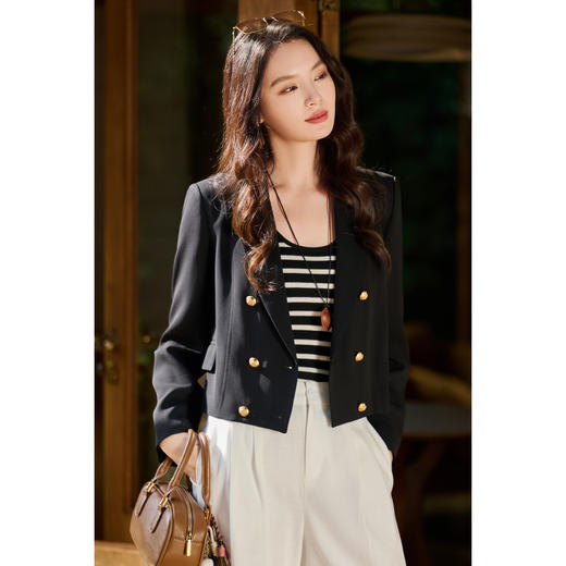 重磅进口三醋酸西装外套 黄金短款裁剪显高5cm 质感浮雕金扣 梨形身材&小个子适穿 米思阳2026春季新款双排扣短款西装外套女5907 商品图1