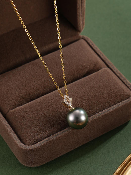 子佩集【暗月精灵】G18K珍珠惜王妃吊坠【P220199】10mm珠海水珠黑镀金花苞（不含链）2601 商品图3