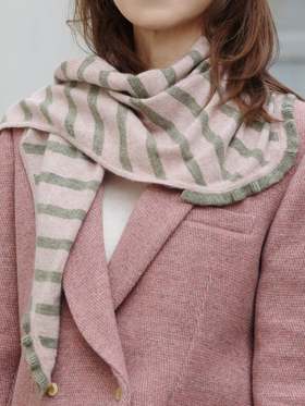 TYNVIE 条纹荷叶边三角羊绒羊毛围巾 - 绿/粉