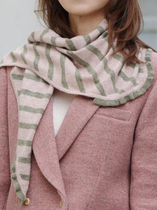 TYNVIE 条纹荷叶边三角羊绒羊毛围巾 - 绿/粉 商品图0