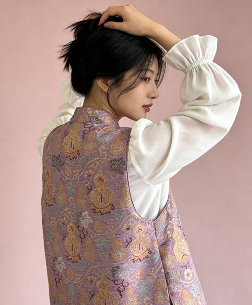 【3-7天发货】新中式夹棉马甲 ， 高级感十足的吉祥花纹，让人一眼沦陷的东方高级感。（2.4停运，3月初恢复） 商品图4