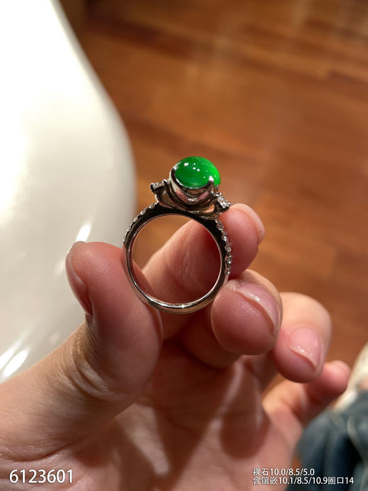 玻璃种艳绿蛋面戒指【6123601】具体价格微信咨询 商品图7