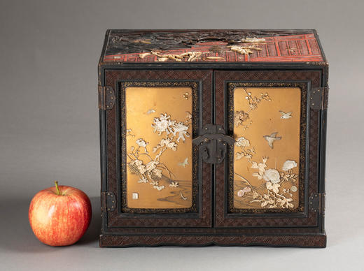 独角鹿西洋古董19世纪日本明治时期出品金漆莳绘装饰东方花鸟主题芝山镶嵌红地漆木精雕箪笥 商品图1