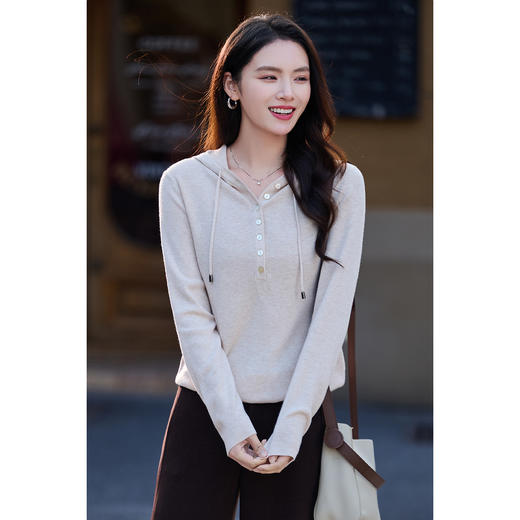 柔润绒感连帽针织衫 复合羊毛混纺 贴合身形却不紧绷 久穿不松垮 贴肤穿软乎不扎 米思阳2026春季新款连帽抽绳慵懒休闲长袖上衣女1846 商品图4