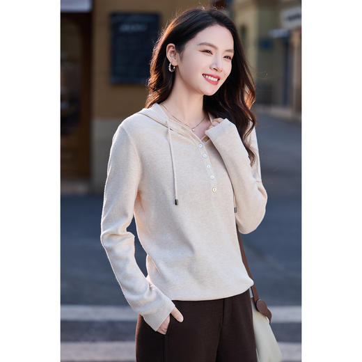 柔润绒感连帽针织衫 复合羊毛混纺 贴合身形却不紧绷 久穿不松垮 贴肤穿软乎不扎 米思阳2026春季新款连帽抽绳慵懒休闲长袖上衣女1846 商品图10