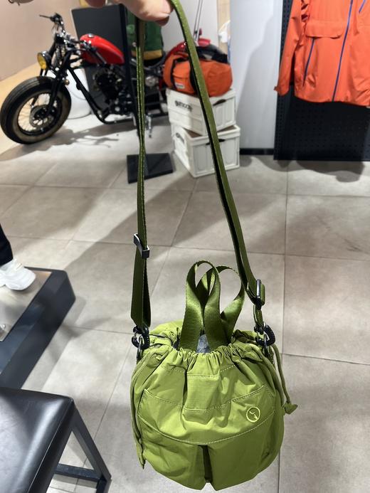【春上新】【5折】6楼OUTDOOR新品时尚经典休闲百搭水桶包吊牌价399折后价199 商品图4
