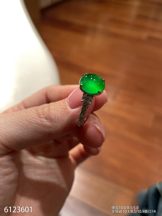 玻璃种艳绿蛋面戒指【6123601】具体价格微信咨询 商品图2