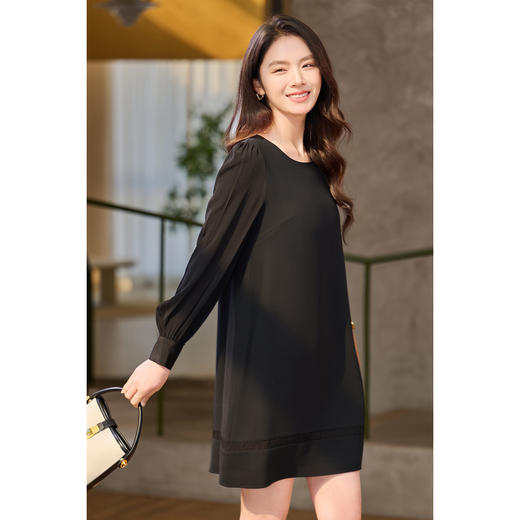 高支醋酸小黑裙 春夏专属双料设计 透气不闷汗 利落廓形 触感凉滑透气 米思阳2026春季新款赫本风复古醋酸小黑裙长袖连衣裙5045 商品图0