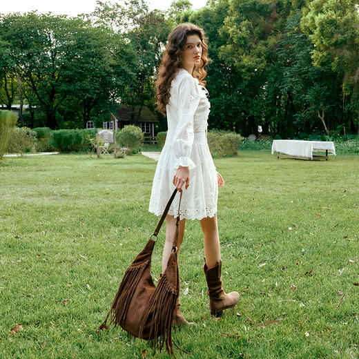 欧芮儿法式荷叶边V领长袖连衣裙女春季2026新款裙摆镂空绣花A字裙 商品图3