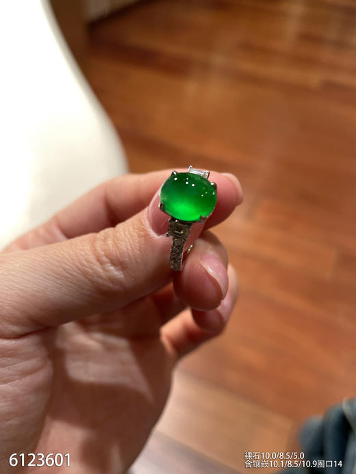 玻璃种艳绿蛋面戒指【6123601】具体价格微信咨询 商品图1