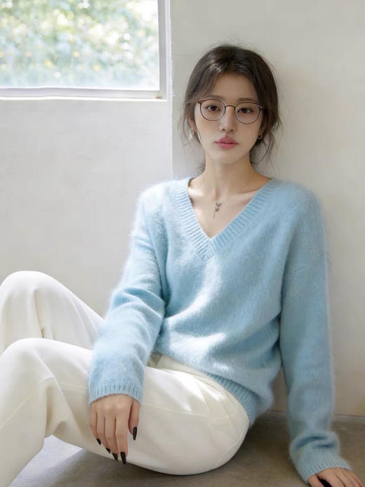 【显白蓝V领毛衣】纯色款“小心机"~设计感与舒适感并存!韩系复古氛围感拉满，上身巨气质温柔!品质控姐妹必入款 商品图0