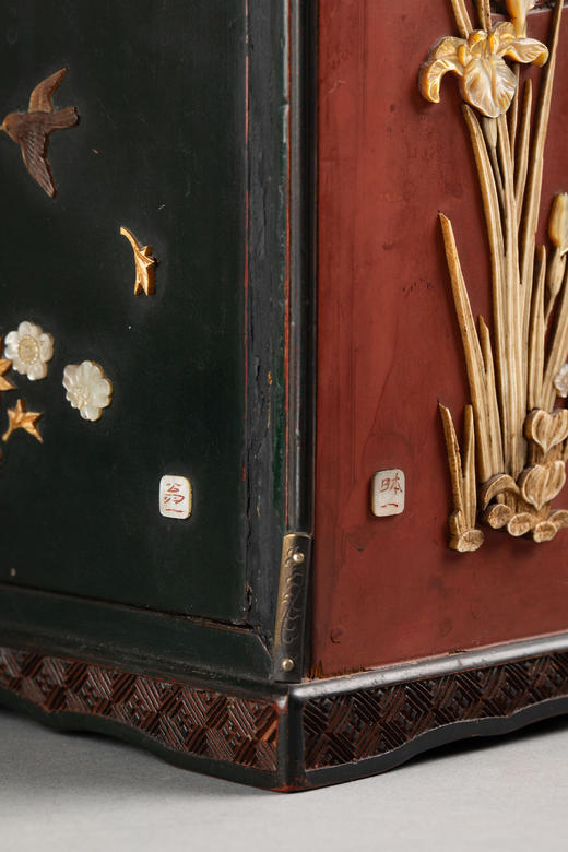 独角鹿西洋古董19世纪日本明治时期出品金漆莳绘装饰东方花鸟主题芝山镶嵌红地漆木精雕箪笥 商品图7