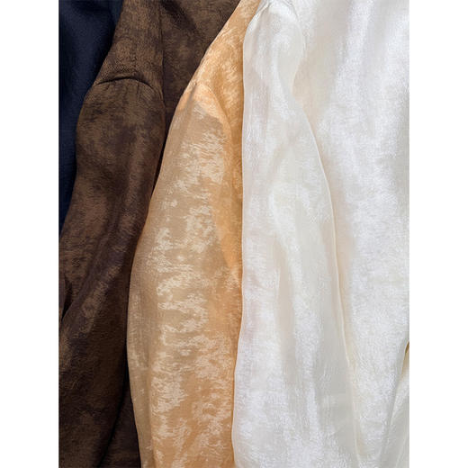 自由如风 2026初春水墨笔触长袖衬衫 柔软纱质感 双层用料 三穿领型一衣多穿 商品图8