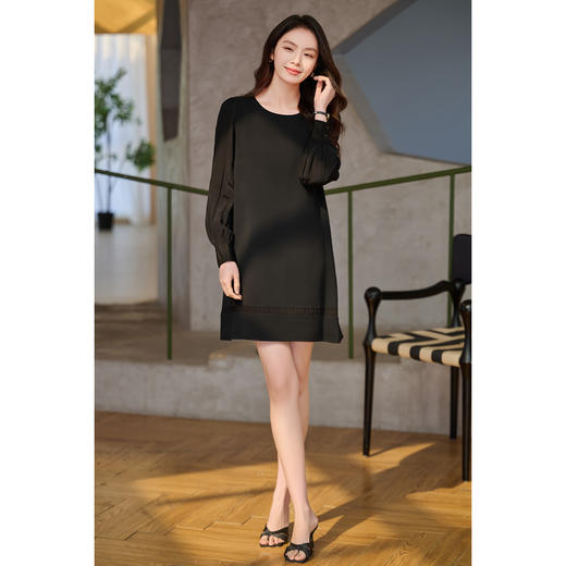 高支醋酸小黑裙 春夏专属双料设计 透气不闷汗 利落廓形 触感凉滑透气 米思阳2026春季新款赫本风复古醋酸小黑裙长袖连衣裙5045 商品图4
