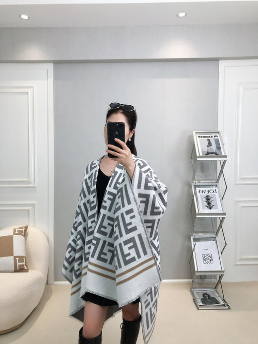 秋冬特惠💰170 芬迪围巾斗篷 商品图0