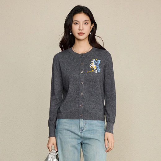 「高货rp」全新升级【铂金会员284/天猫379/差价95】(14749)洛诗琳新款飞马提花羊毛开衫2026新款气质圆领针织外套女 商品图0