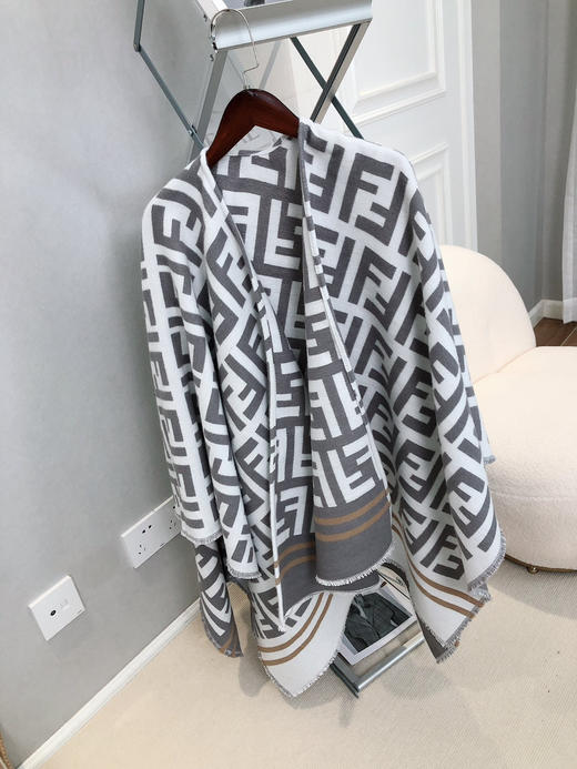 秋冬特惠💰170 芬迪围巾斗篷 商品图3