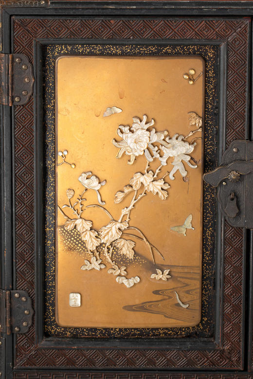 独角鹿西洋古董19世纪日本明治时期出品金漆莳绘装饰东方花鸟主题芝山镶嵌红地漆木精雕箪笥 商品图9