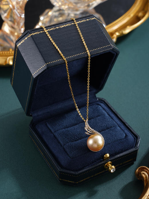 子佩集【福尾轨迹】G14K珍珠惜王妃吊坠【PS08250】12.8mm珠海水珠金色羽翅镀金（不含链）2601 商品图2