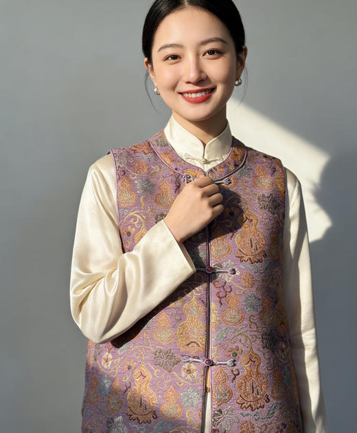 【3-7天发货】新中式夹棉马甲 ， 高级感十足的吉祥花纹，让人一眼沦陷的东方高级感。（2.4停运，3月初恢复） 商品图0